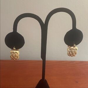 Elegant Gold Earrings.. pretty open hoop detail